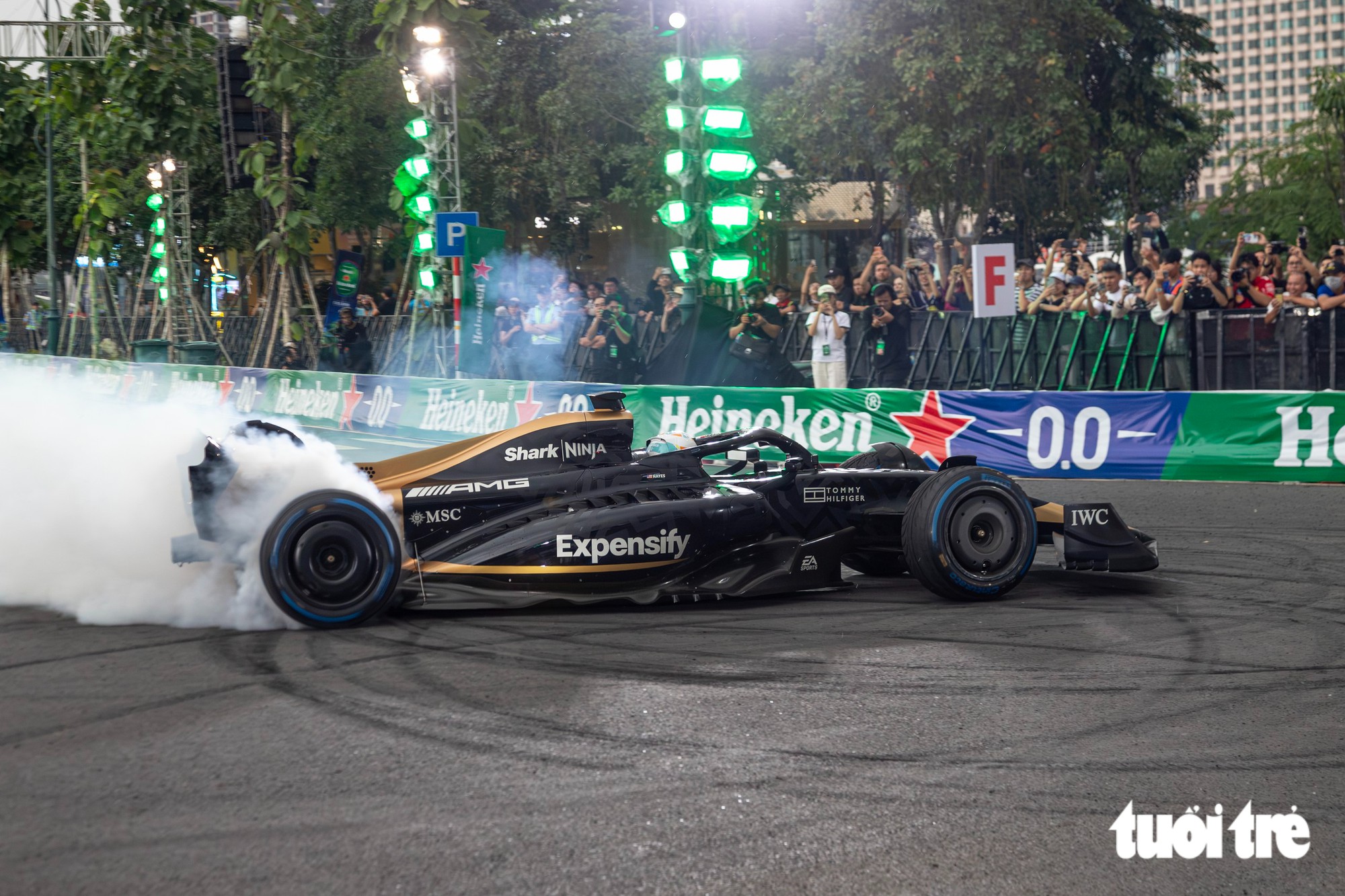 Xe đua APXGP của 'F1 The Movie' xuất hiện ở Việt Nam - Ảnh 12.