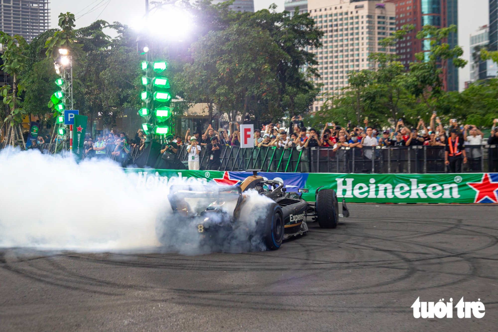 Xe đua APXGP của 'F1 The Movie' xuất hiện ở Việt Nam - Ảnh 14.