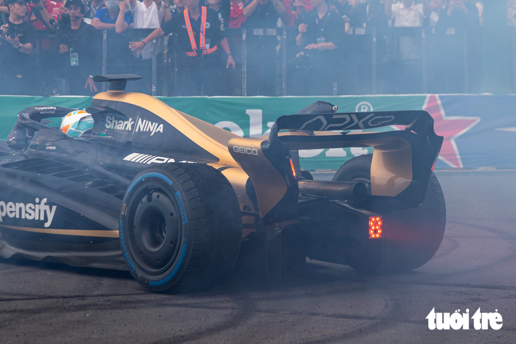 Xe đua APXGP của 'F1 The Movie' xuất hiện ở Việt Nam - Ảnh 15.