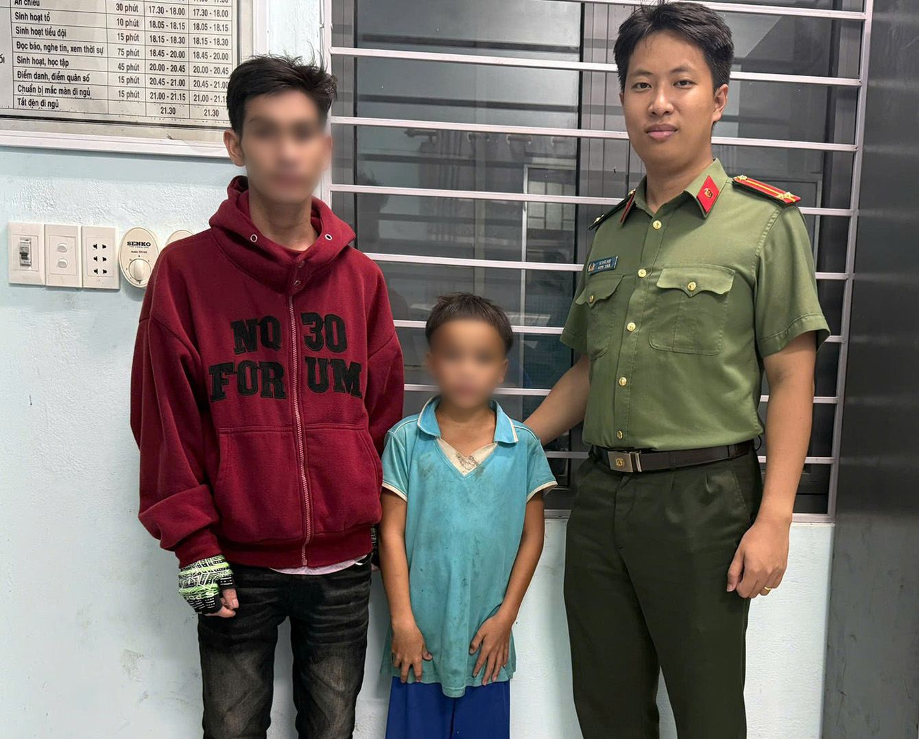 Bé 13 tuổi đi 100km đường núi tìm mẹ, mang điện thoại không sim có hình cha mới mất - Ảnh 2.