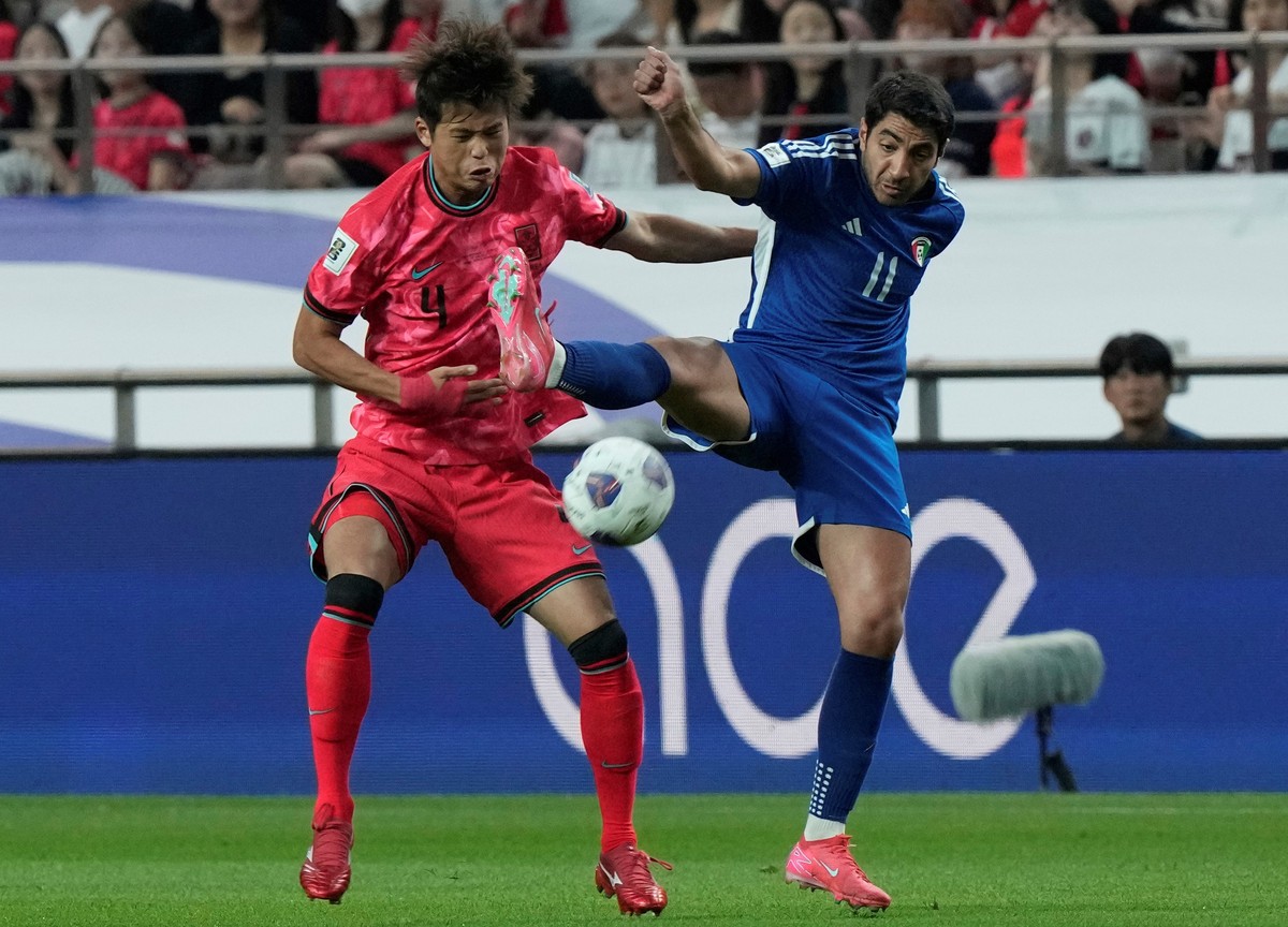 Talal Al-Qaisi (phải) trong trận gặp Hàn Quốc ở vòng loại World Cup 2026 - Ảnh: AFC