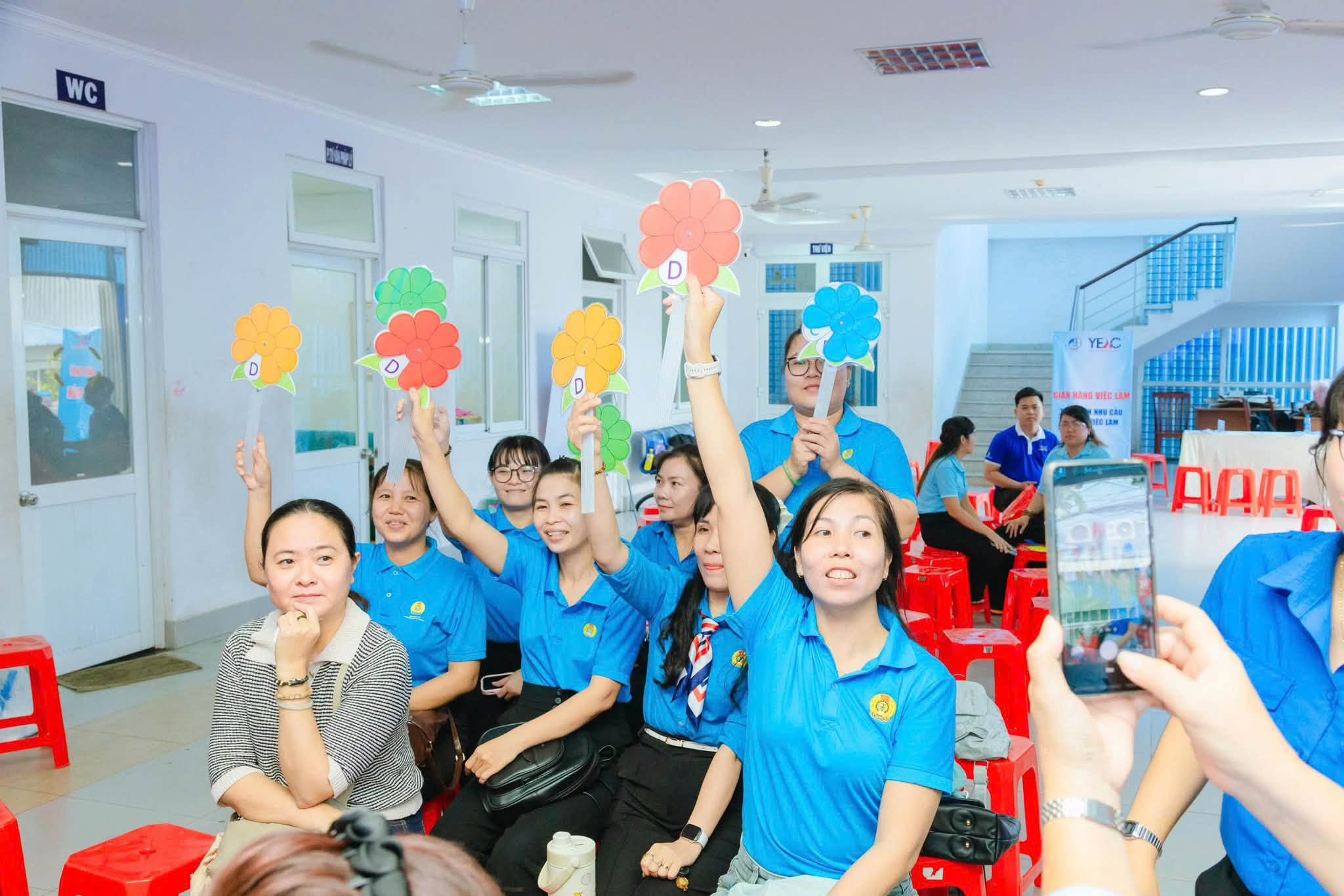 Truyền thông kiến thức pháp luật đến công nhân và kỹ năng số đến gần người dân - Ảnh 2.