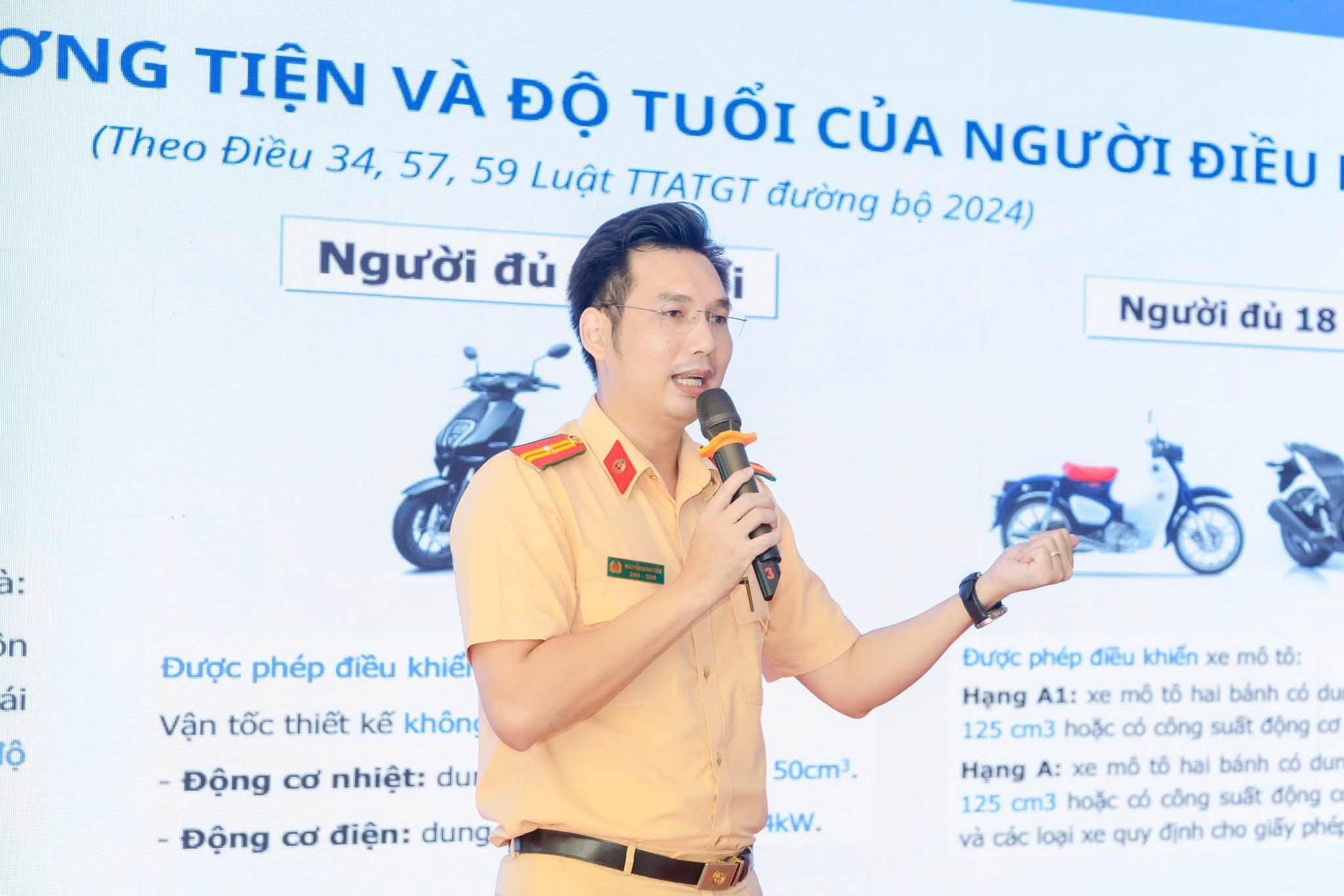Truyền thông kiến thức pháp luật đến công nhân và kỹ năng số đến gần người dân - Ảnh 1.