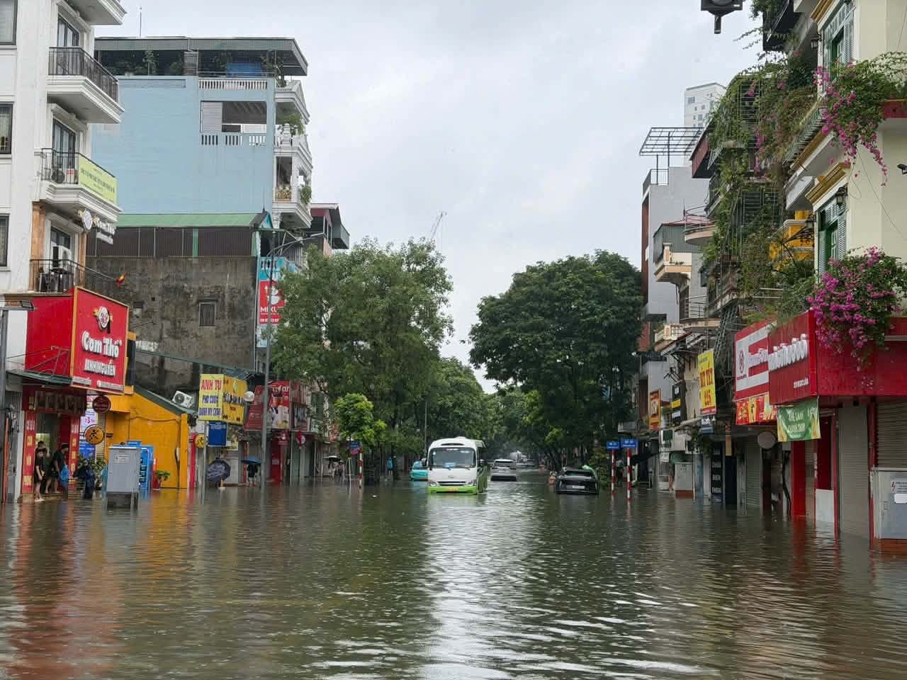 Overnight downpour floods Hanoi, snarls traffic- Ảnh 10.