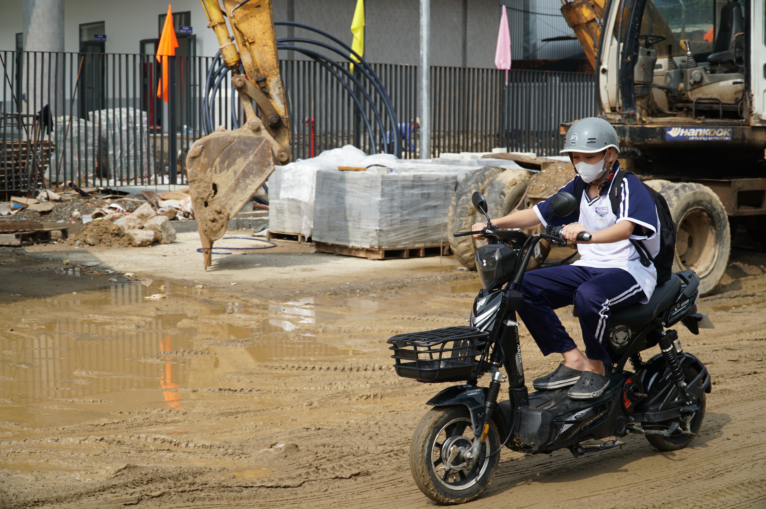 Muddy road outside downtown Da Nang school frustrates parents- Ảnh 7.