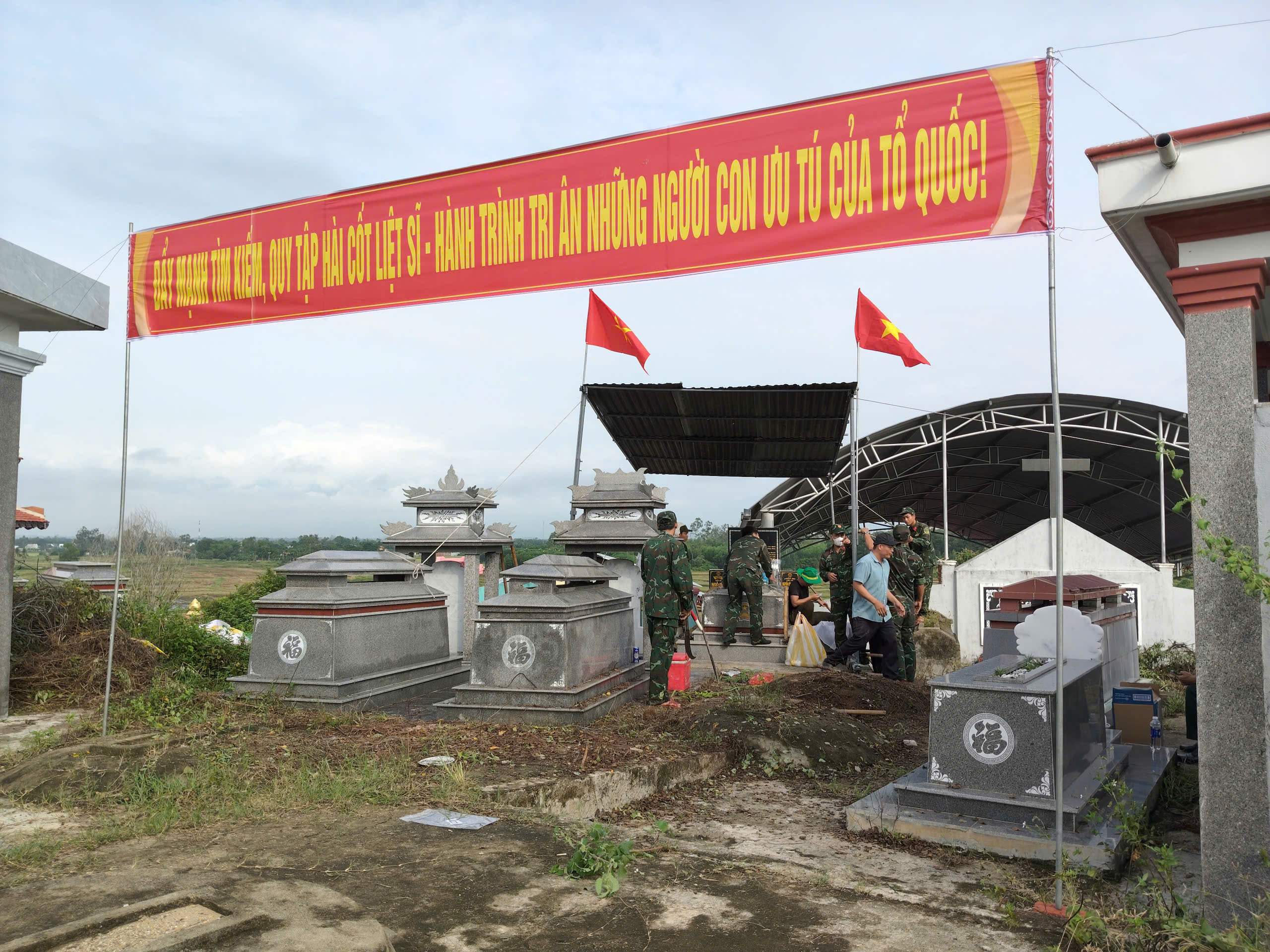 Những hình ảnh thiêng liêng sau 38 năm nằm chung trong mộ tập thể của 17 liệt sĩ Sư đoàn 2 - Ảnh 7.