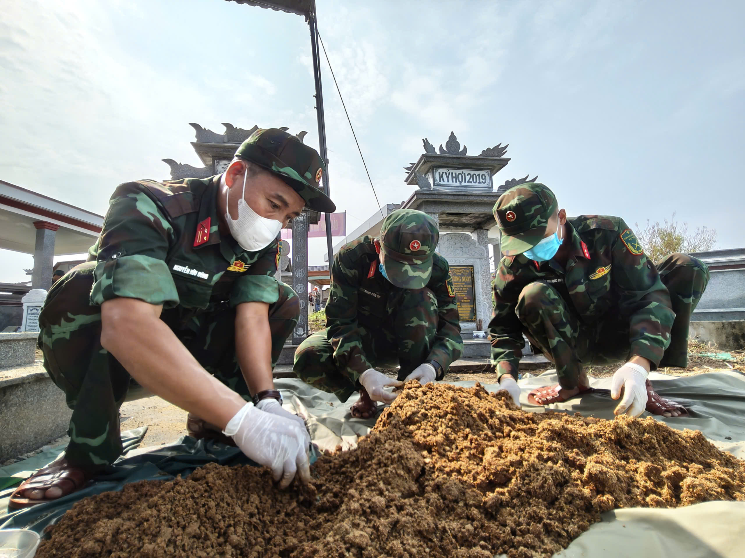 Những hình ảnh thiêng liêng sau 38 năm nằm chung trong mộ tập thể của 17 liệt sĩ Sư đoàn 2 - Ảnh 9.