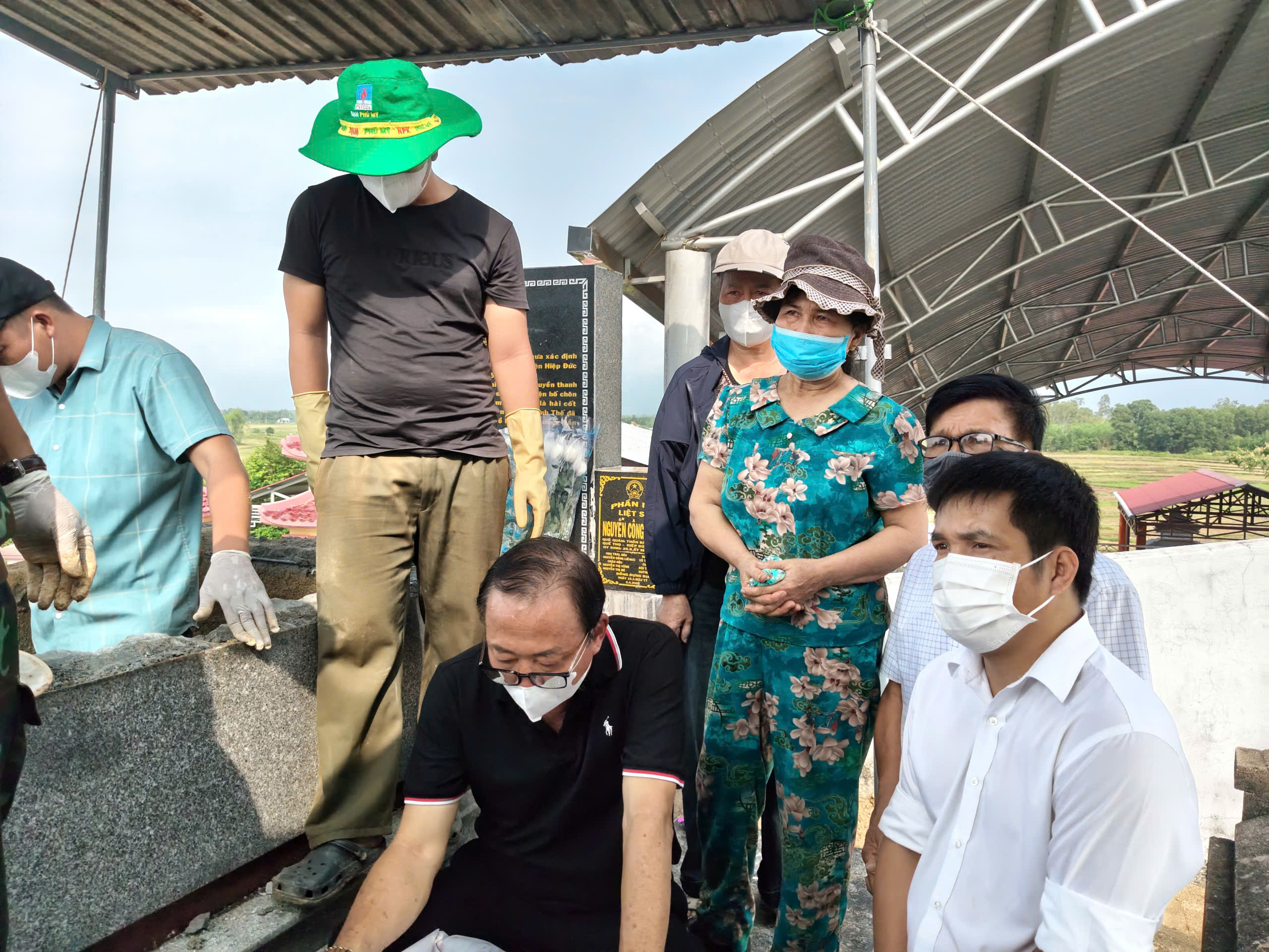 Những hình ảnh thiêng liêng sau 38 năm nằm chung trong mộ tập thể của 17 liệt sĩ Sư đoàn 2 - Ảnh 10.