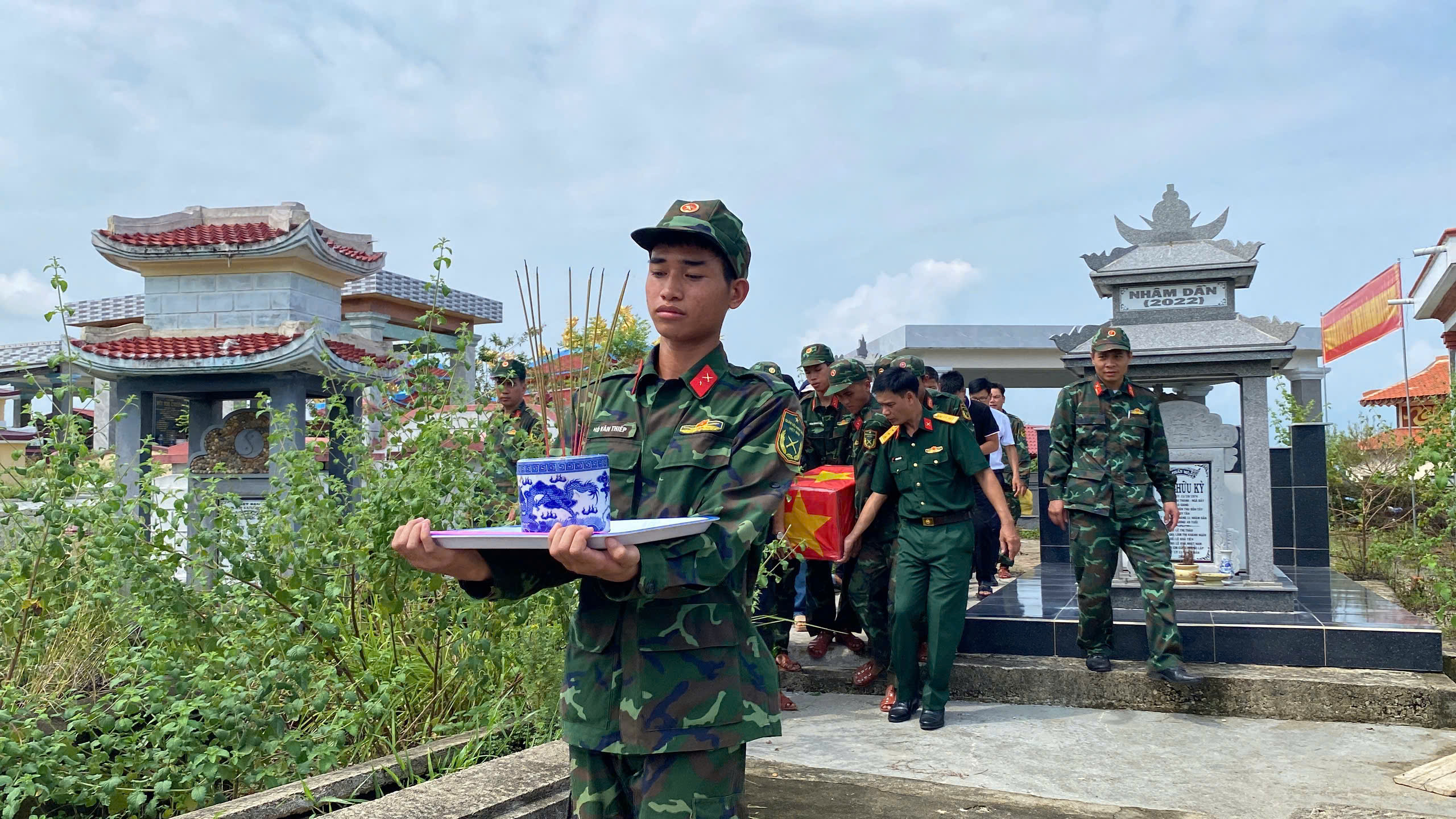 Những hình ảnh thiêng liêng sau 38 năm nằm chung trong mộ tập thể của 17 liệt sĩ Sư đoàn 2 - Ảnh 2.