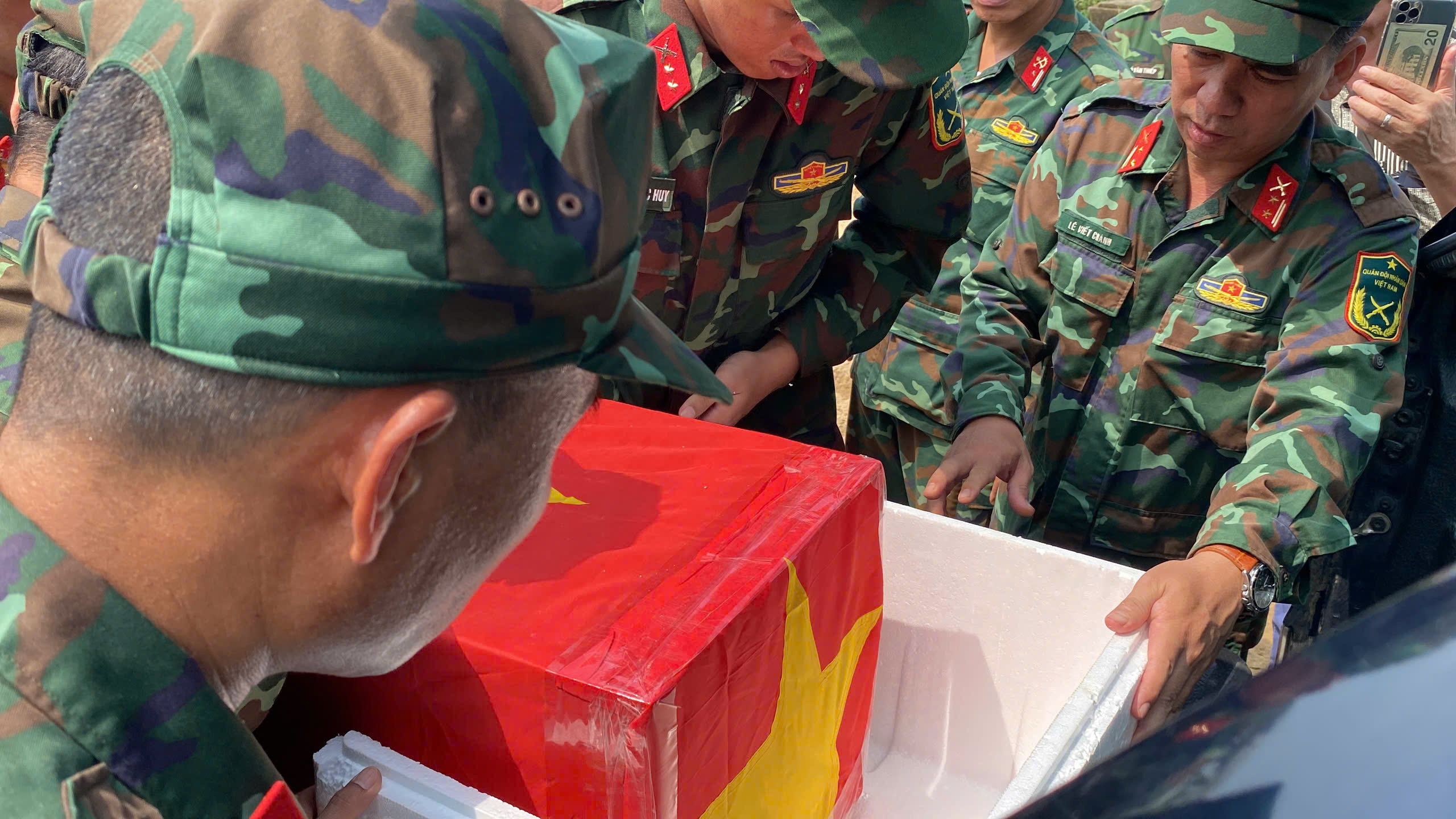 Những hình ảnh thiêng liêng sau 38 năm nằm chung trong mộ tập thể của 17 liệt sĩ Sư đoàn 2 - Ảnh 3.