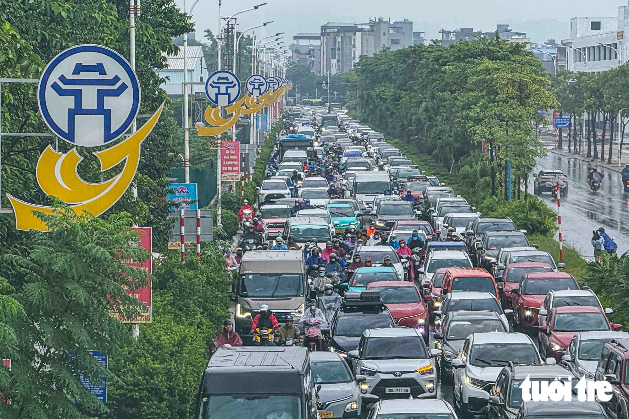 Overnight downpour floods Hanoi, snarls traffic- Ảnh 5.