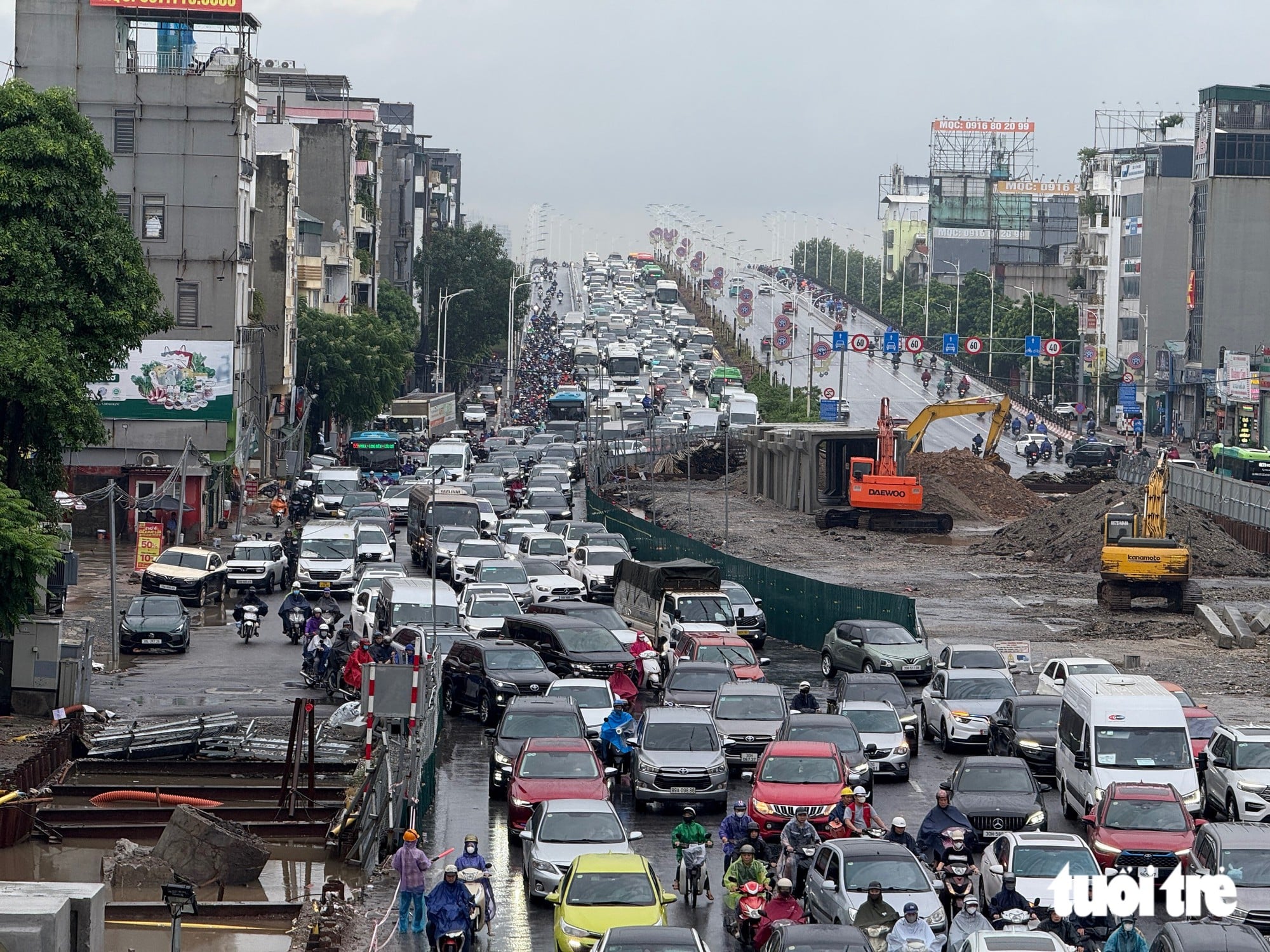 Overnight downpour floods Hanoi, snarls traffic- Ảnh 6.