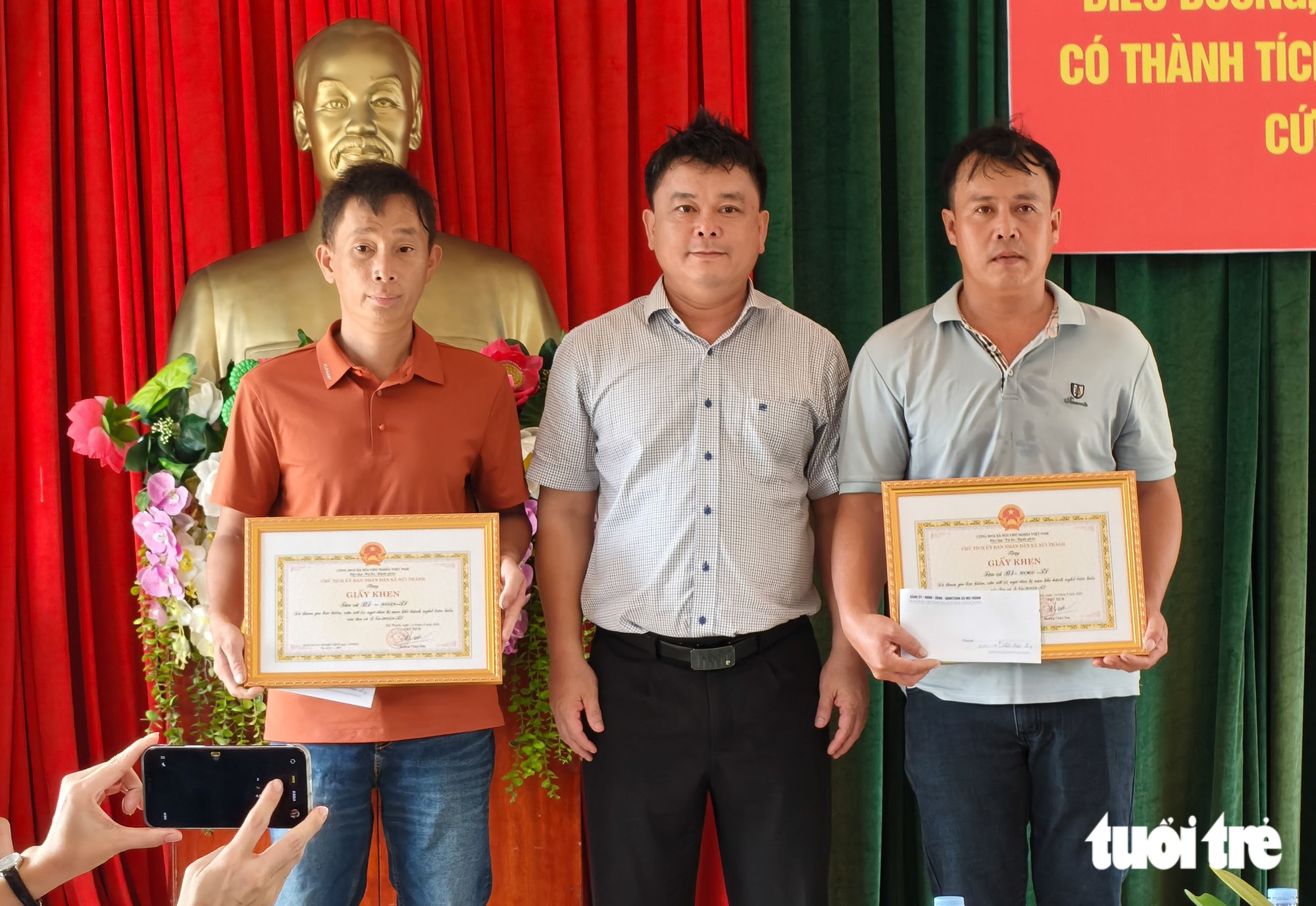 32 fishermen saved from distressed fishing boat in Vietnam drink their own urine to survive  - Ảnh 2.
