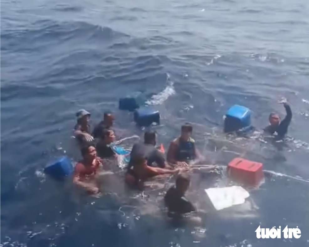 32 fishermen saved from distressed fishing boat in Vietnam drink their own urine to survive  - Ảnh 4.