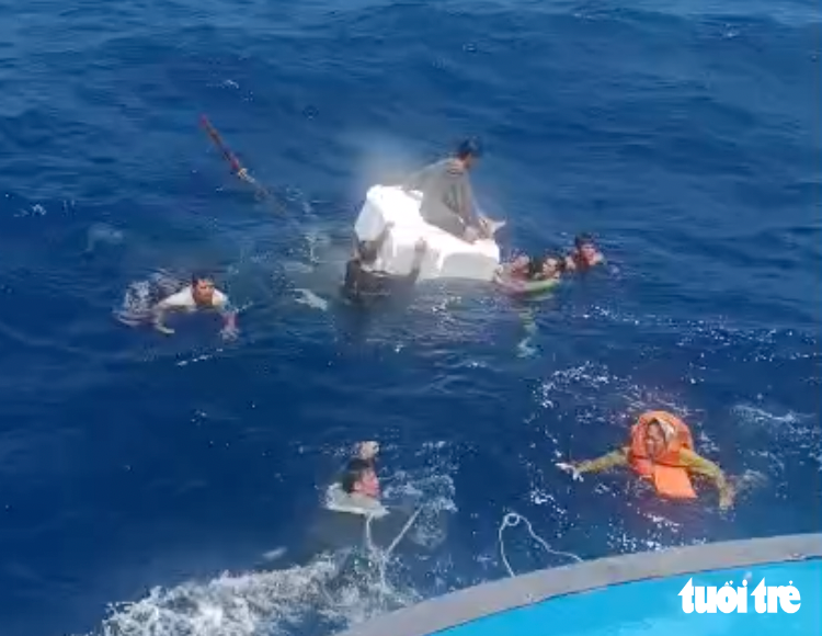 32 fishermen saved from distressed fishing boat in Vietnam drink their own urine to survive  - Ảnh 8.