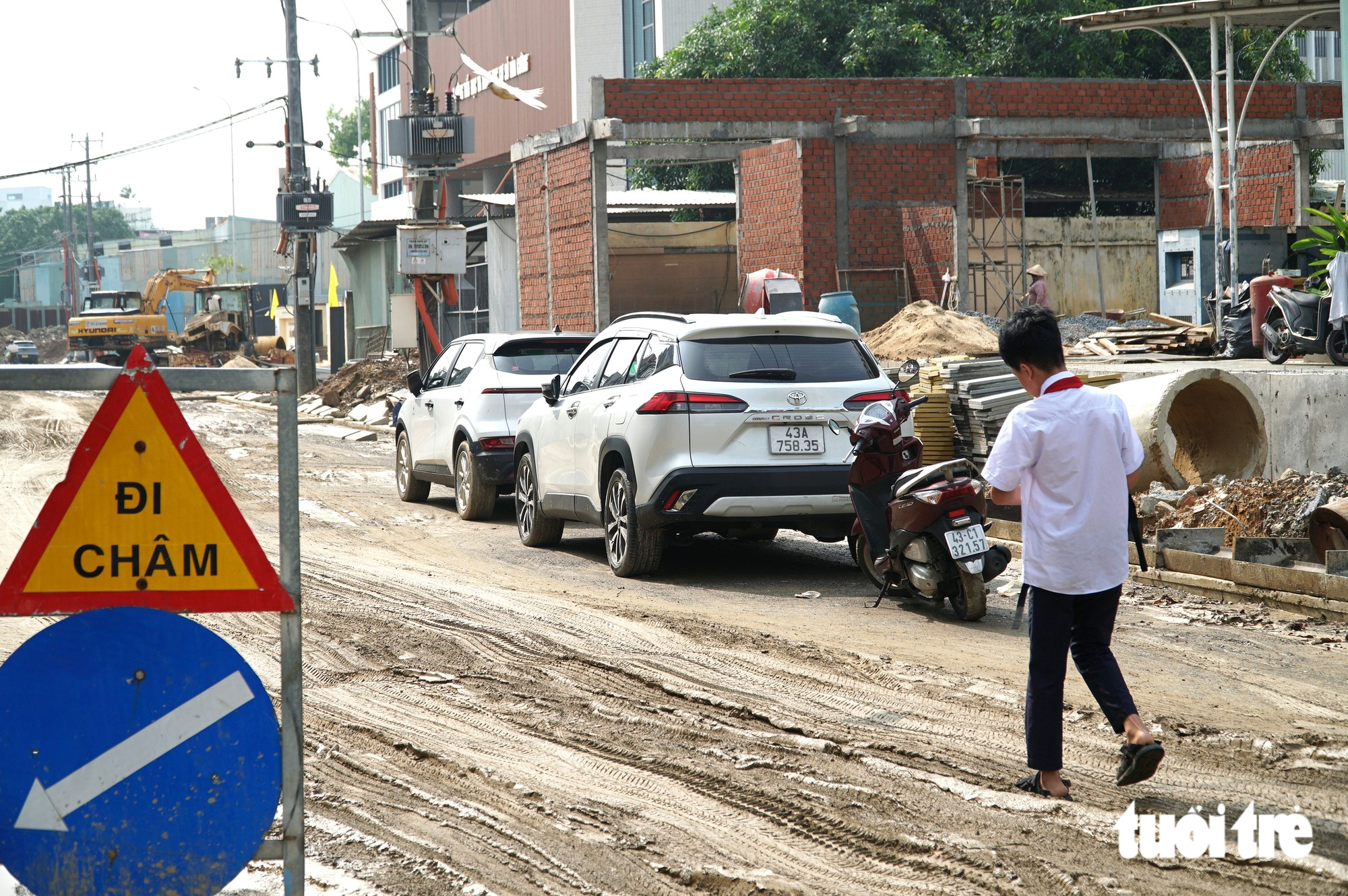 Đường đến trường giữa trung tâm Đà Nẵng lầy lội như ‘ruộng cày’ - Ảnh 2.