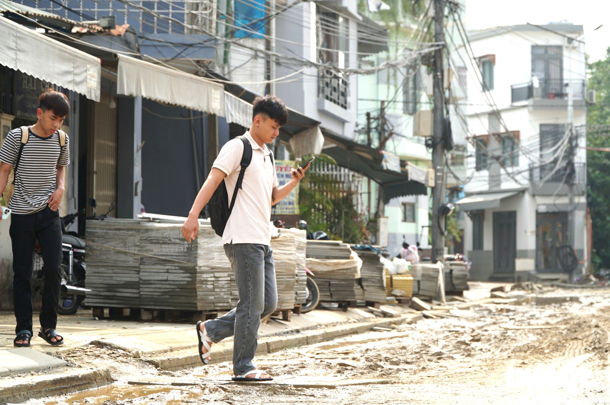 Đường đến trường giữa trung tâm Đà Nẵng lầy lội như ‘ruộng cày’ - Ảnh 8.