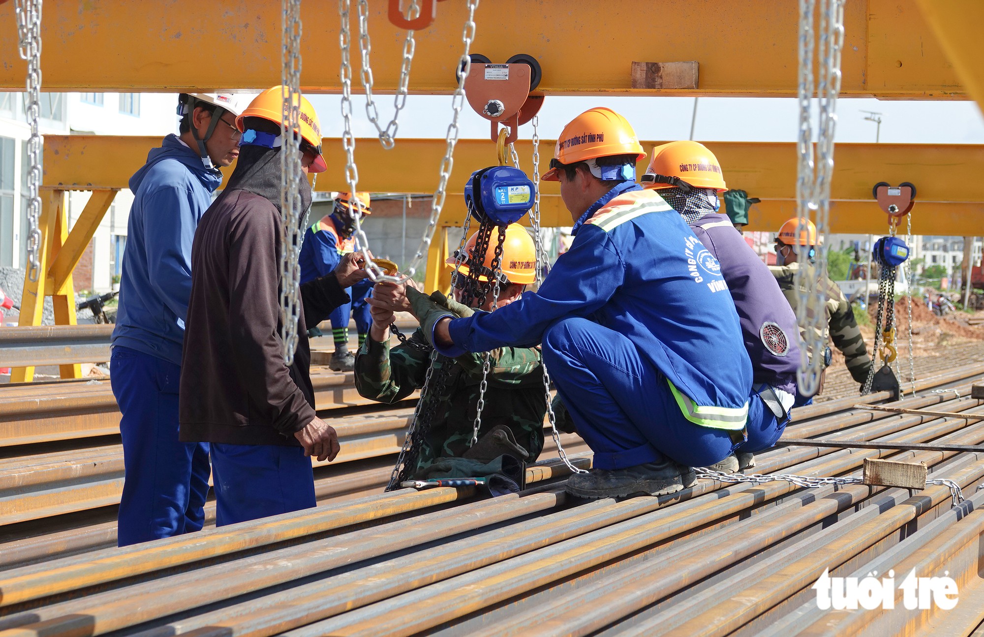 Khẩn trương lắp đặt 1km đường ray đầu tiên cho Tuyến tàu điện đô thị ở Phú Quốc - Ảnh 2.