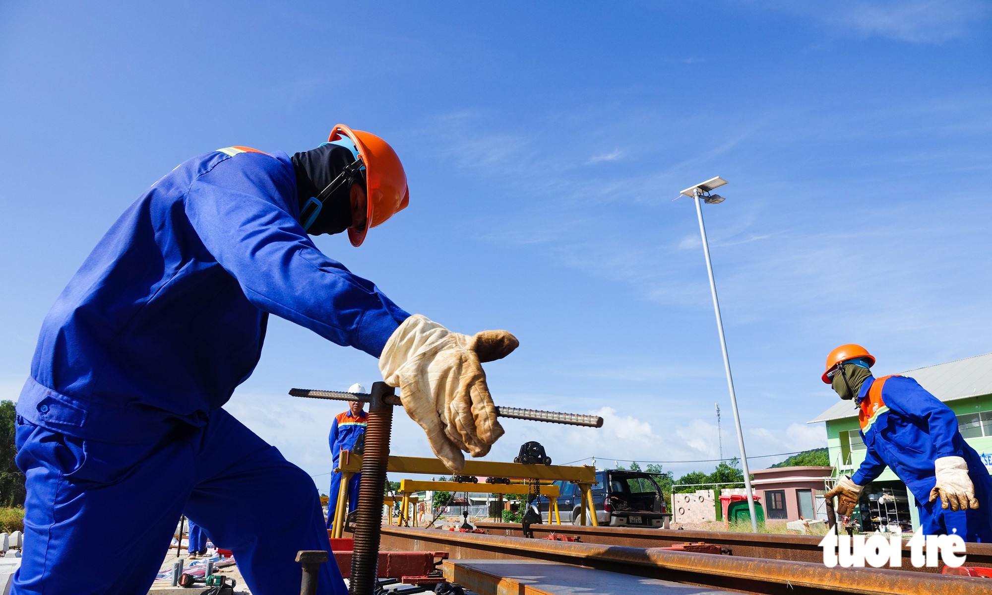Khẩn trương lắp đặt 1km đường ray đầu tiên cho Tuyến tàu điện đô thị ở Phú Quốc - Ảnh 1.