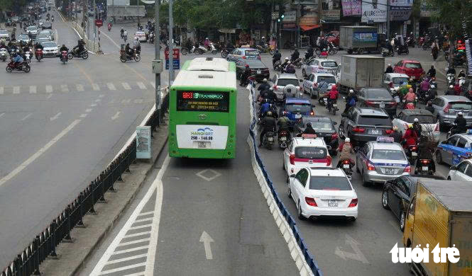 Hà Nội cho phép xe đi vào làn BRT trên đường Láng Hạ để thi công cầu vượt  - Ảnh 1.
