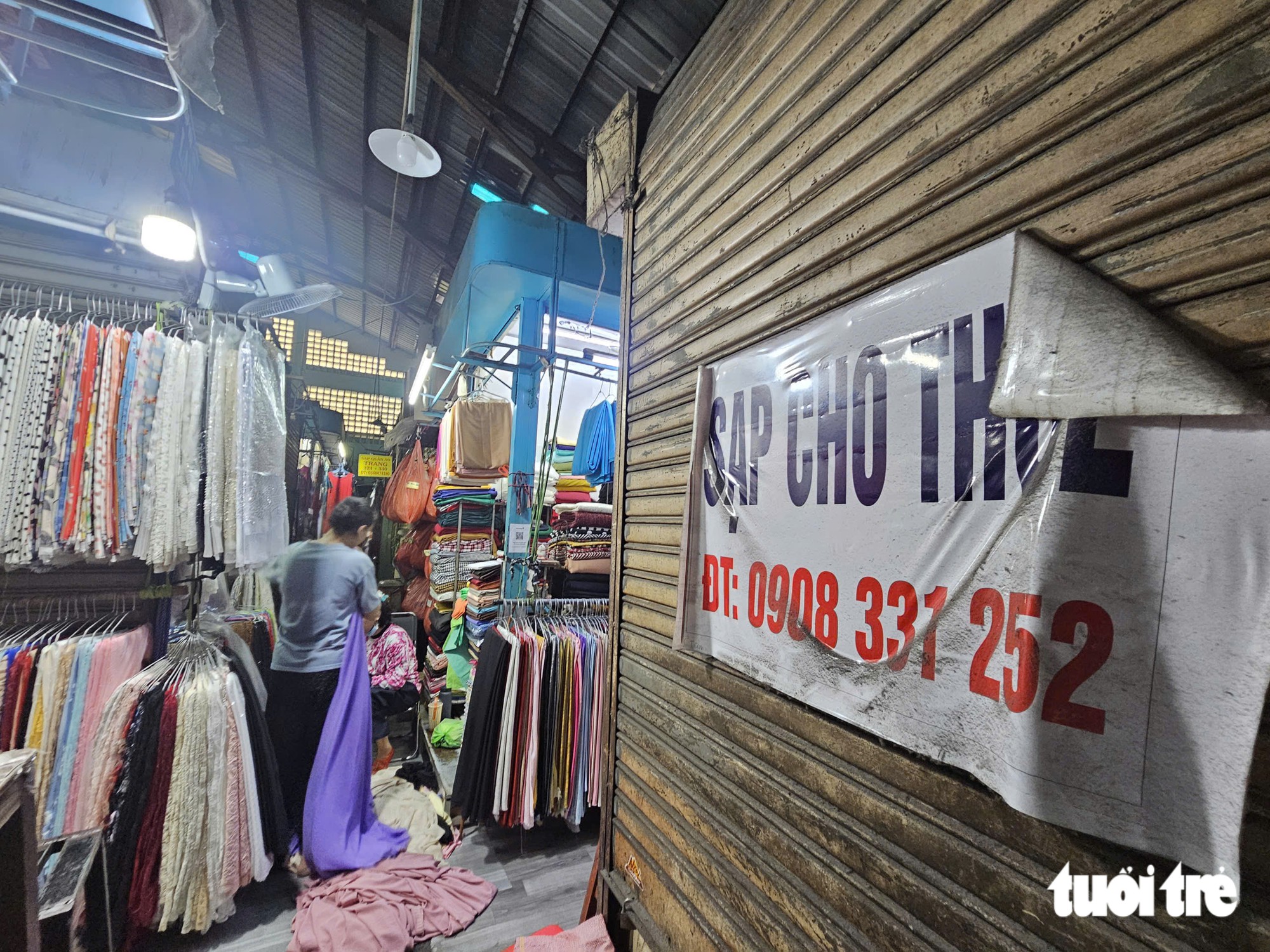 Chợ ế kéo dài, tiểu thương chợ truyền thống gà gật ngủ, coi phim ngắn giết thời gian - Ảnh 1.