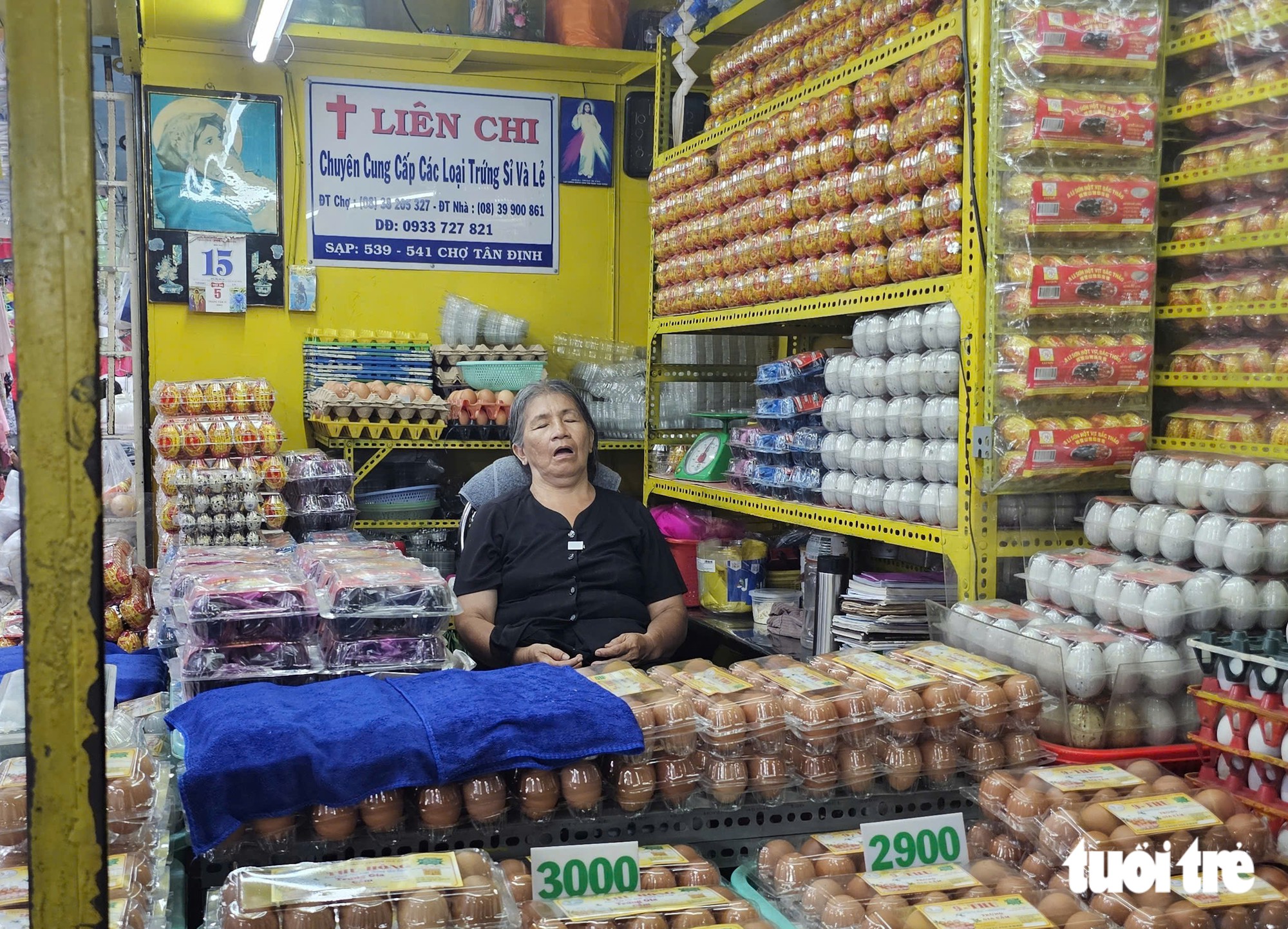 Chợ ế kéo dài, tiểu thương chợ truyền thống gà gật ngủ, coi phim ngắn giết thời gian - Ảnh 5.
