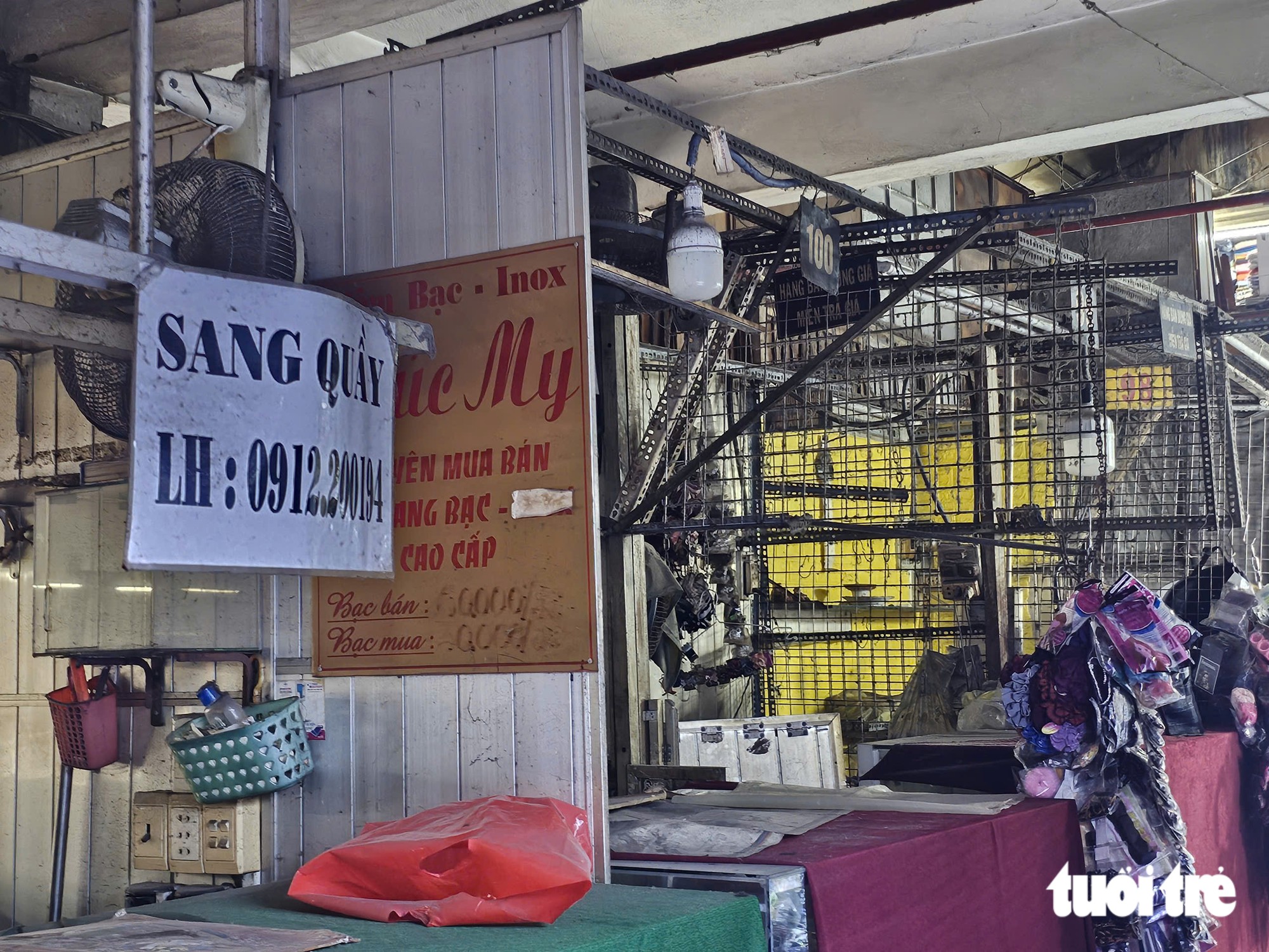 Chợ ế kéo dài, tiểu thương chợ truyền thống gà gật ngủ, coi phim ngắn giết thời gian - Ảnh 4.