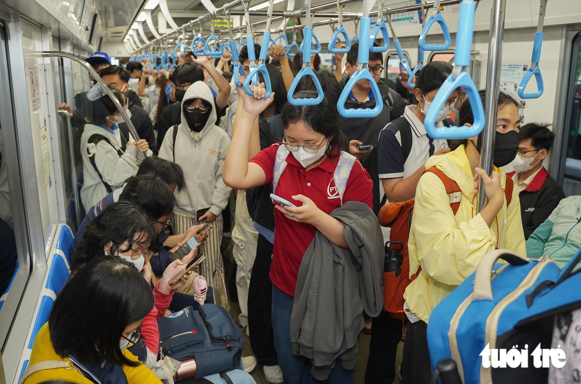 Nhiều sinh viên TP.HCM chọn metro đi học: Tiện lợi, an toàn lại tiết kiệm ví tiền - Ảnh 1.