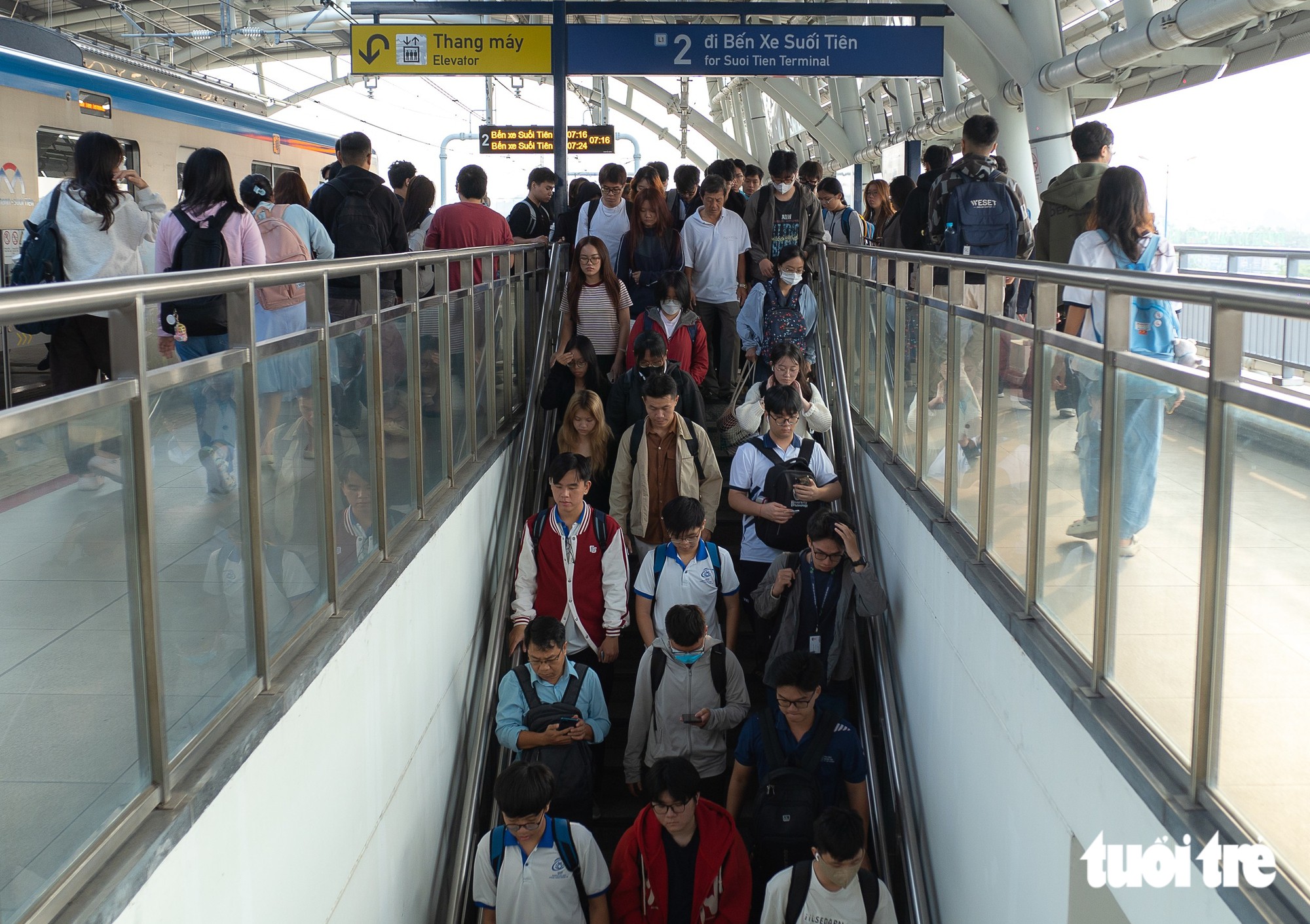 Nhiều sinh viên TP.HCM chọn metro đi học: Tiện lợi, an toàn lại tiết kiệm ví tiền - Ảnh 10.