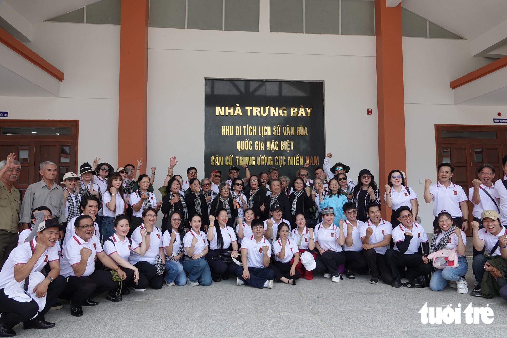 Nghệ sĩ Lê Thiện rưng rưng nhớ lần viếng mộ gió soạn giả Trần Hữu Trang cách đây 50 năm - Ảnh 2.