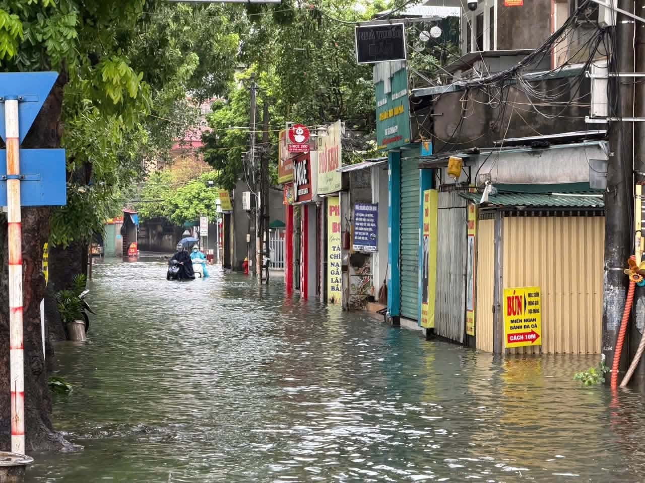 Overnight downpour floods Hanoi, snarls traffic- Ảnh 11.