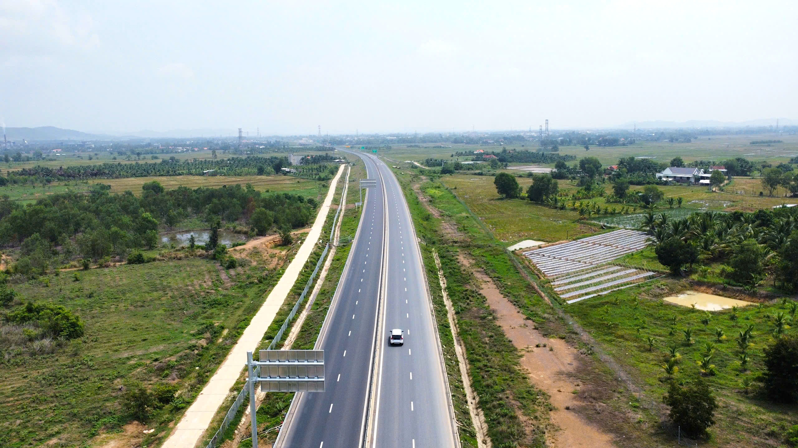 Tài xế chọn đi quốc lộ thay vì lái xe trên cao tốc Bắc - Nam - Ảnh 1.