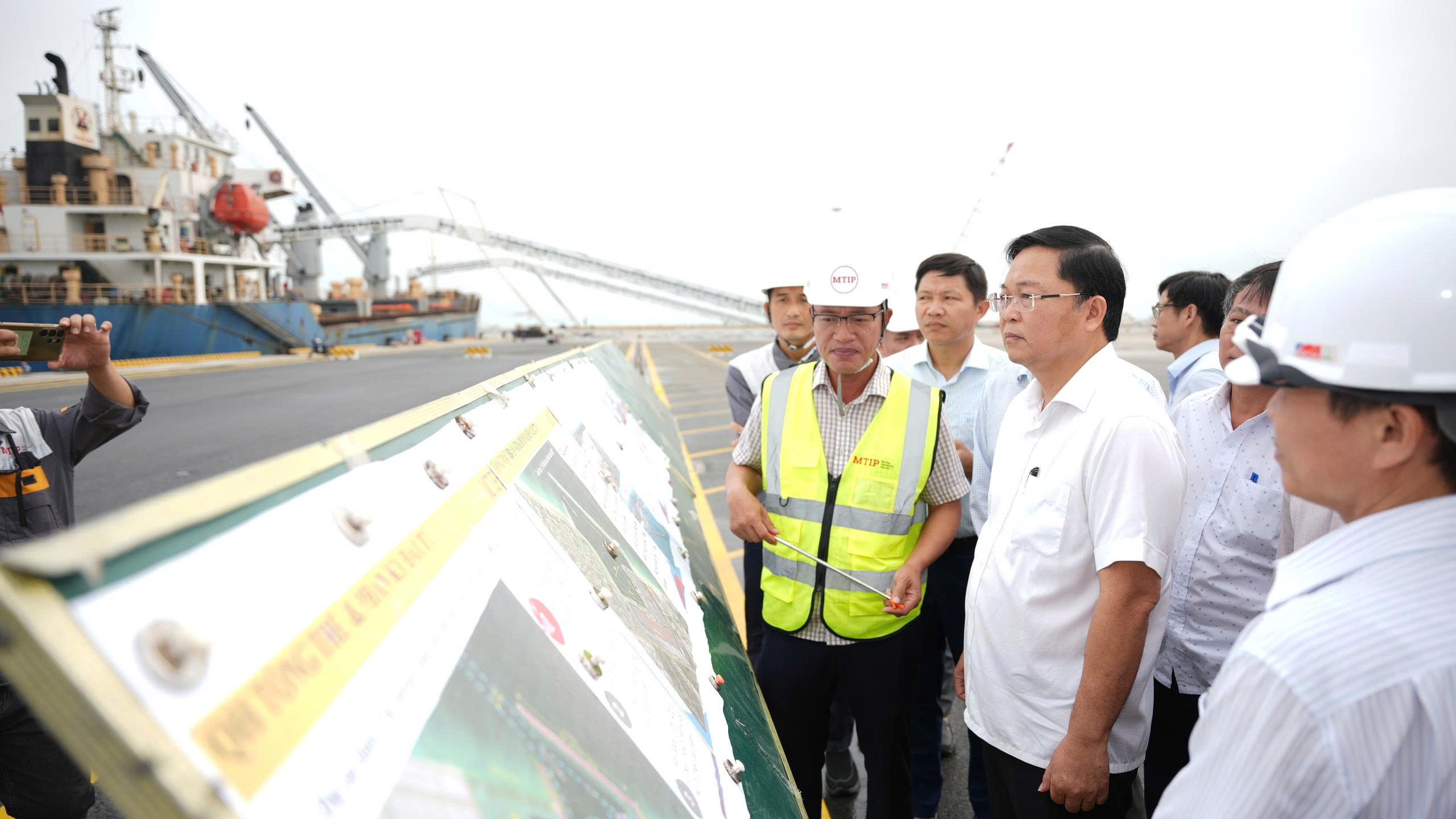 Chủ tịch Huế ra Quảng Trị, tính đường đi cho hàng hóa các khu công nghiệp phía Bắc - Ảnh 1.