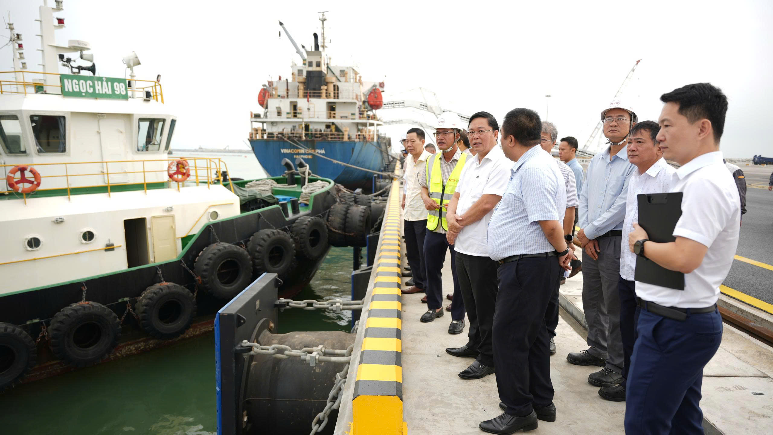 Chủ tịch Huế ra Quảng Trị, tính đường đi cho hàng hóa các khu công nghiệp phía Bắc - Ảnh 2.
