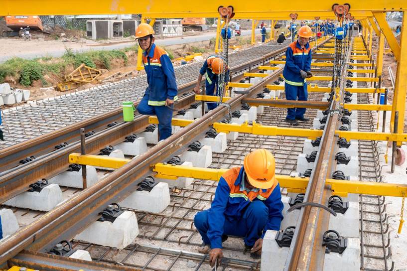 Vietnam’s Phu Quoc races to install 2,850 rails for first light rail transit LRT - Ảnh 2.