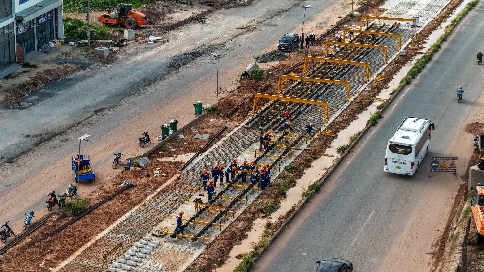 Vietnam’s Phu Quoc races to install 2,850 rails for first light rail transit LRT - Ảnh 1.