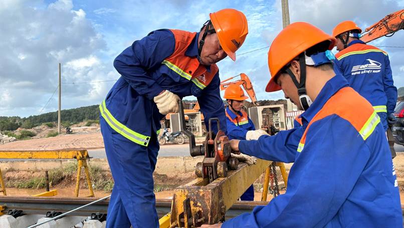 Vietnam’s Phu Quoc races to install 2,850 rails for first light rail transit LRT - Ảnh 3.