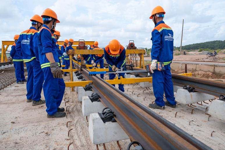 Vietnam’s Phu Quoc races to install 2,850 rails for first light rail transit LRT - Ảnh 4.