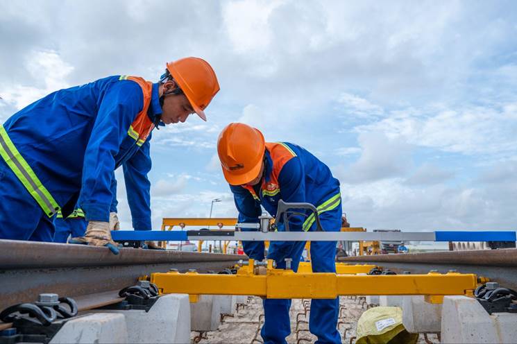 Vietnam’s Phu Quoc races to install 2,850 rails for first light rail transit LRT - Ảnh 5.