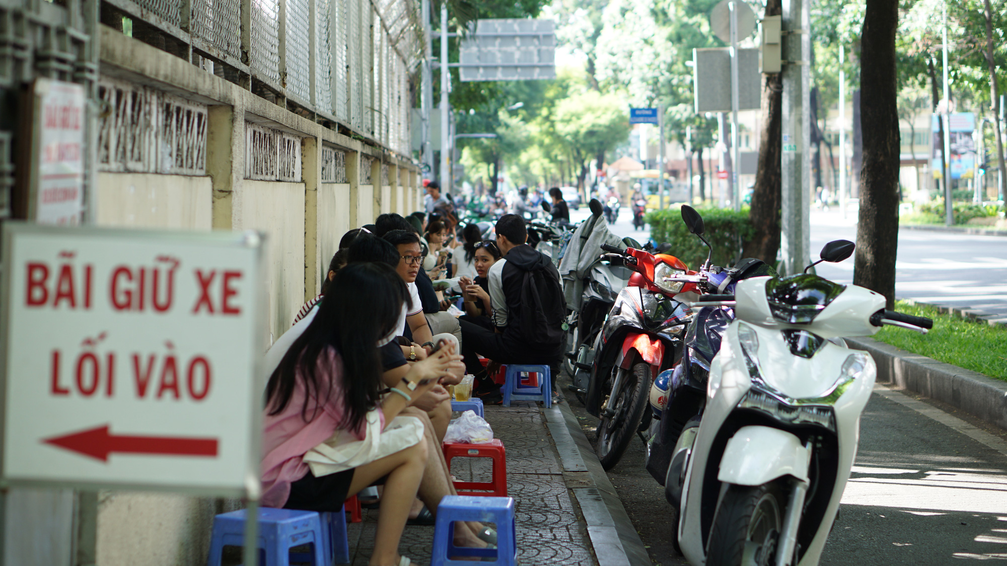 Cà phê vỉa hè đâu chỉ có cà phê! - Ảnh 2.