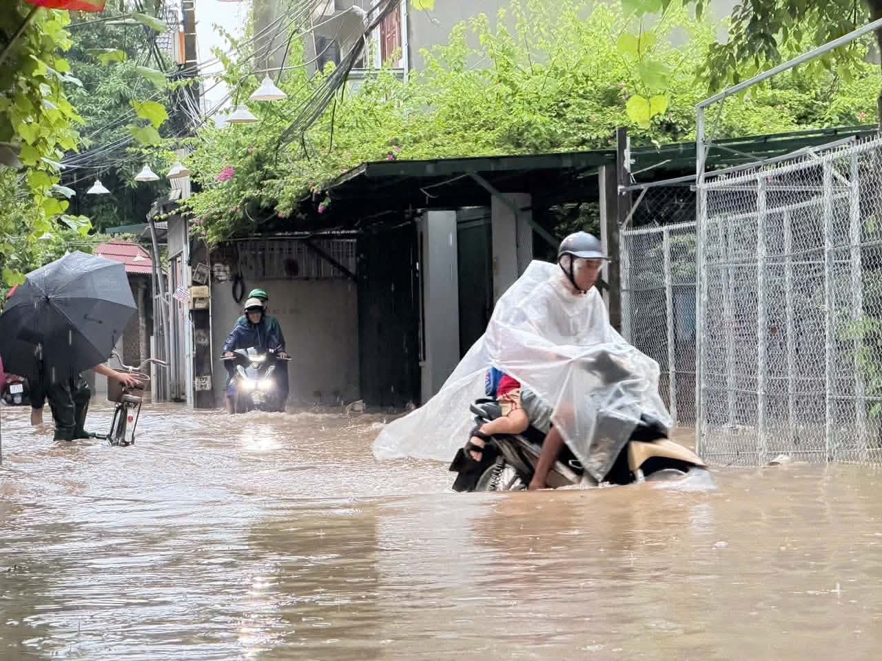 Overnight downpour floods Hanoi, snarls traffic- Ảnh 12.