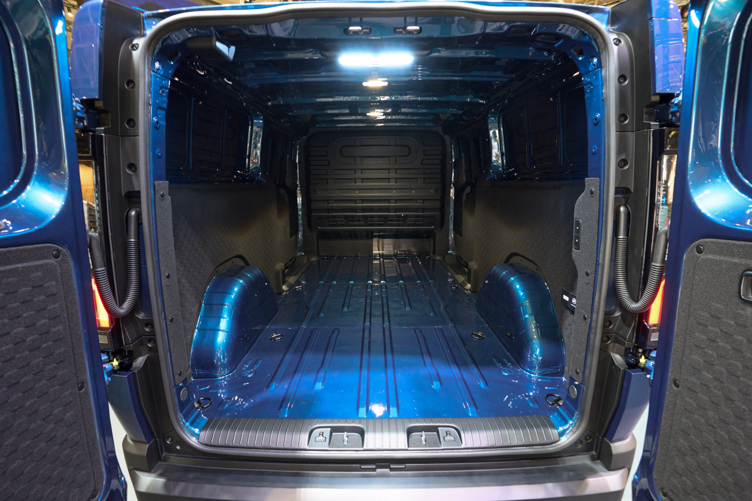 Xe điện mới cạnh tranh Ford Transit:  - Ảnh 8.