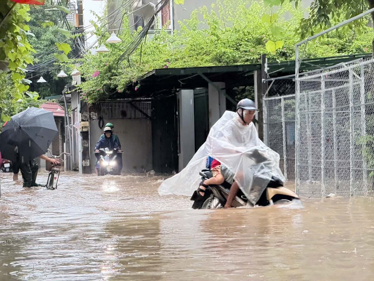 Nhiều tuyến phố Hà Nội ngập sau mưa lớn suốt đêm, xe cộ kẹt cứng qua cầu Vĩnh Tuy - Ảnh 3.