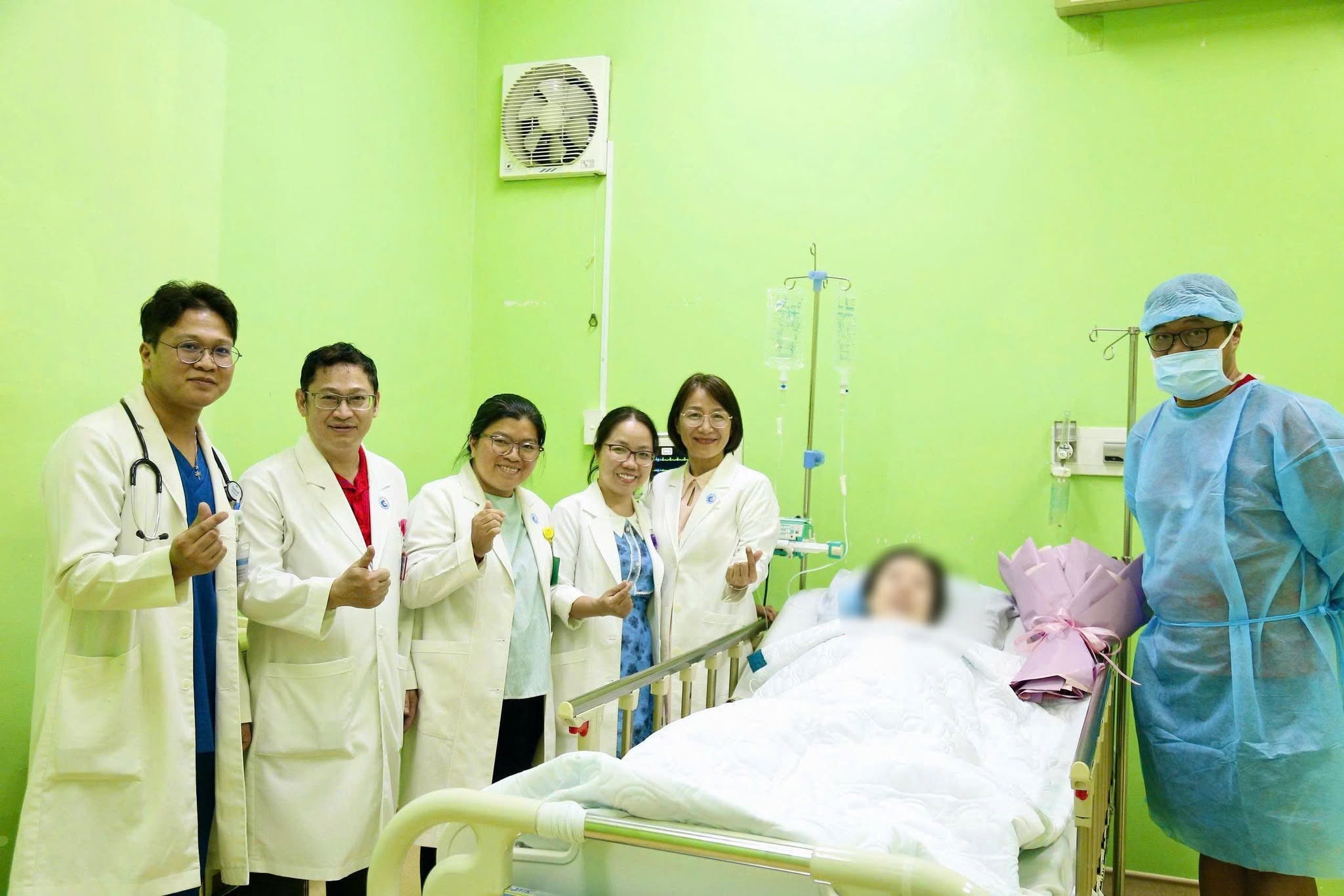 TP.HCM làm gì để trở thành điểm đến khám chữa bệnh của người nước ngoài? - Ảnh 1.