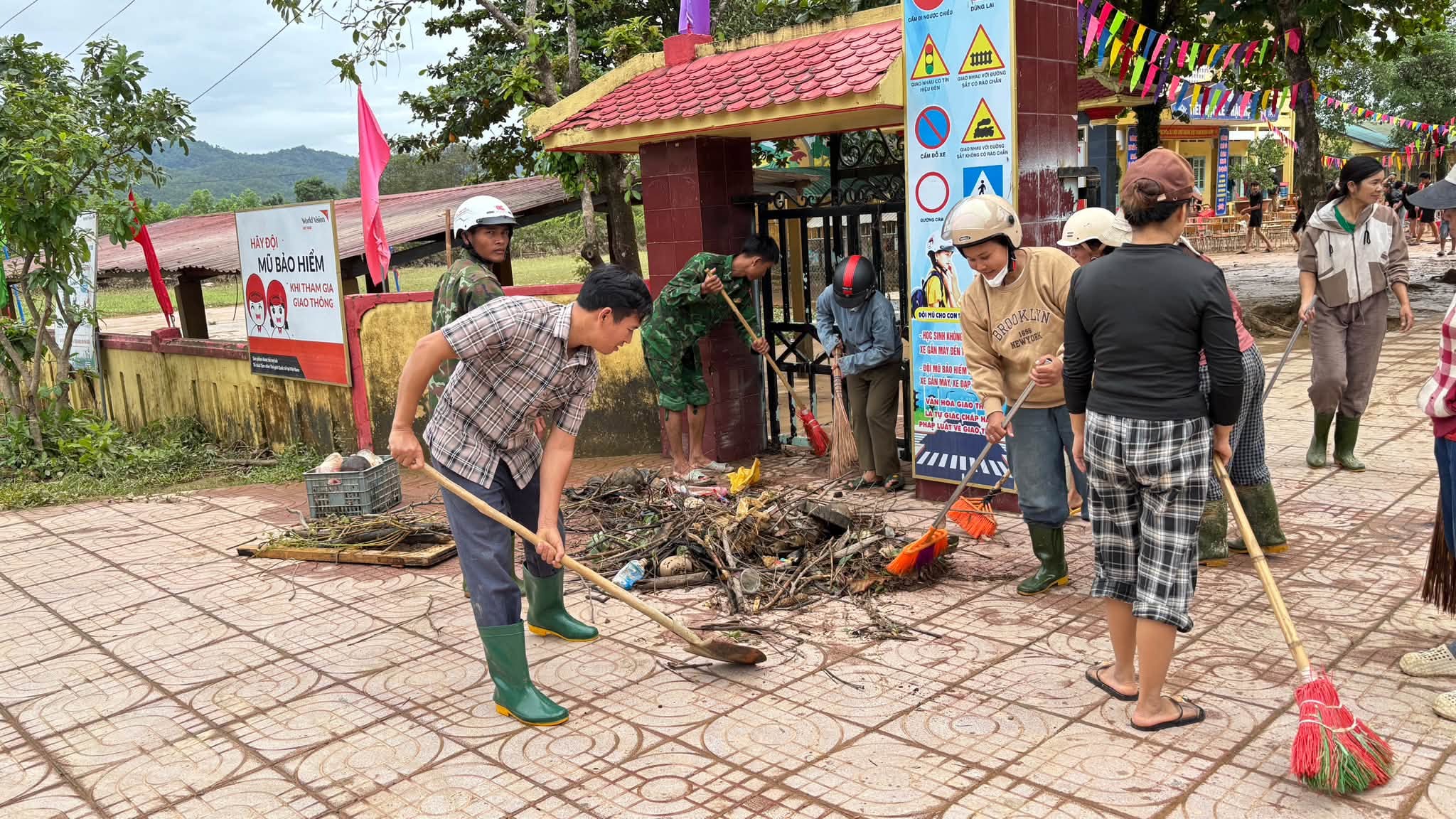 Quảng Trị khẩn trương khắc phục hậu quả mưa lũ - Ảnh 1.