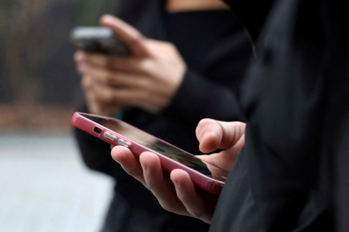 EU dự kiến đề xuất cấm trẻ dưới 15 tuổi dùng mạng xã hội và chatbot AI - Ảnh 1.