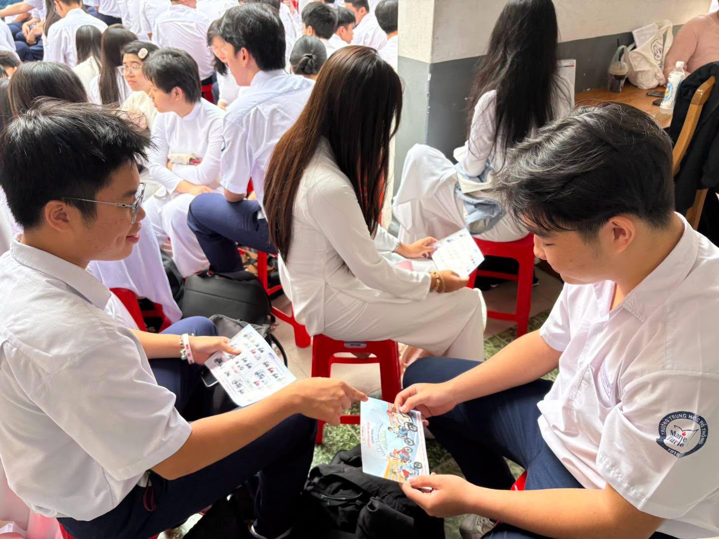 Học sinh TP.HCM ‘học mà chơi’ với những bài học về giao thông và phòng chống ma túy - Ảnh 1.