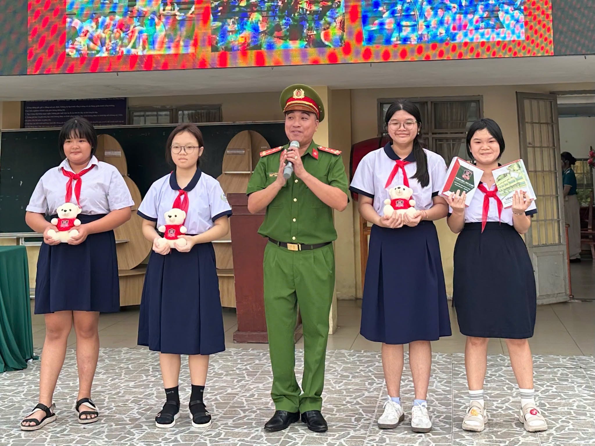 Học sinh TP.HCM ‘học mà chơi’ với những bài học về giao thông và phòng chống ma túy - Ảnh 2.