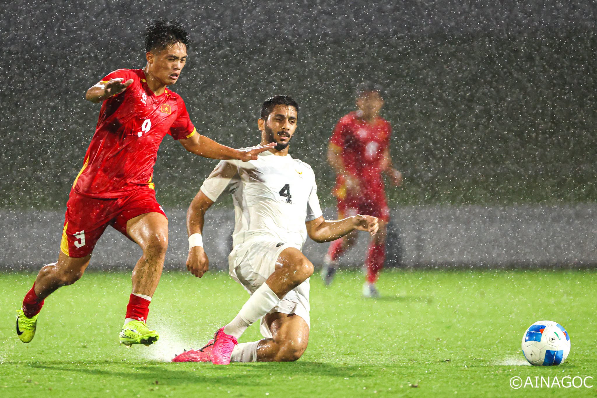 Tiền đạo Quốc Việt (9) của U23 Việt Nam trong trận hòa U23 Kuwait 1-1 - Ảnh: AINAGOC