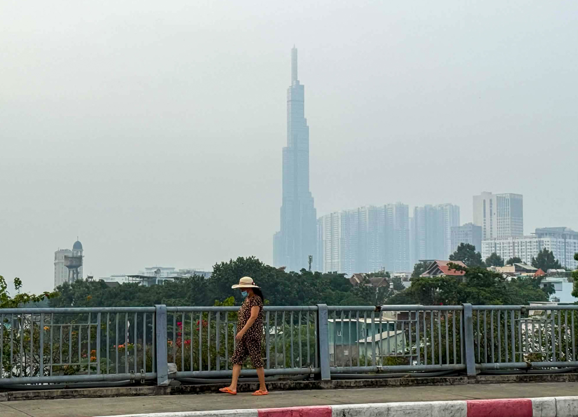 Bộ Nông nghiệp và Môi trường lý giải hiện tượng trời mờ đục ở Nam Bộ - Ảnh 2.